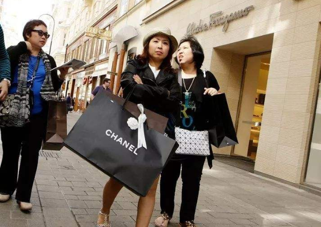 [时尚快讯]奇遇无界·探索突破｜中国高端服装品牌Sun Tomorrow发布2019秋季新品