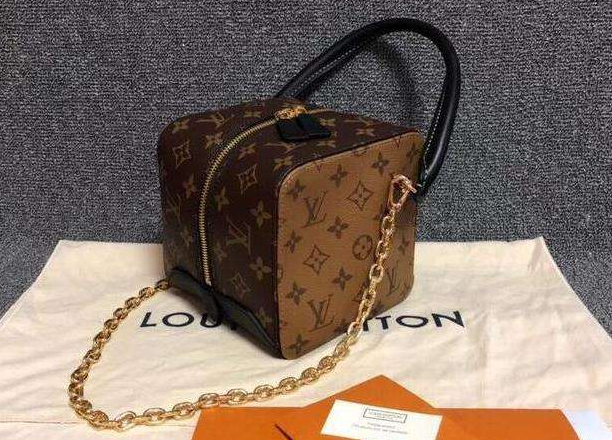 [时尚快讯]上手HELY：用服装承载历史，用设计表达情怀